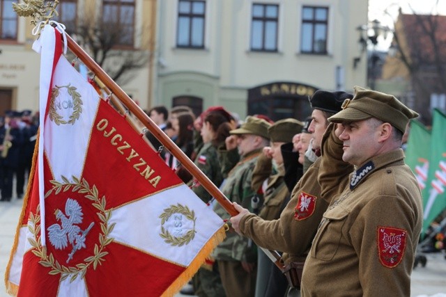 Apel Poległych na żywieckim Rynku zgromadził także grupy rekonstrukcyjno-historyczne