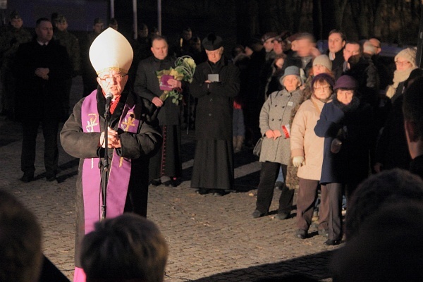 Apel Poległych przy grobie Inki