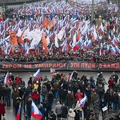 1.03.2015. Moskwa. Rosja. Około 52 tys. osób uczestniczyło w marszu żałobnym poświęconym pamięci Borysa Niemcowa, opozycjonisty zamordowanego w piątek wieczorem w stolicy Rosji. To największa od lat akcja środowisk demokratycznych w Moskwie. Otwierający marsz nieśli wielki transparent: „Bohaterowie nie umierają.  Kule przeznaczone dla każdego z nas”. O Niemcowie czytaj na ss. 58–59