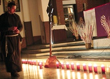 Kapucyni przed ołtarzem stawiają koptyjski krzyż. Obok niego 21 świec. Zapalają jedną po drugiej. Po minucie płomienie palą się już równomiernie, wyciągając się ku górze 