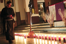 Kapucyni przed ołtarzem stawiają koptyjski krzyż. Obok niego 21 świec. Zapalają jedną po drugiej. Po minucie płomienie palą się już równomiernie, wyciągając się ku górze 