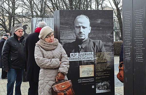 Powyżej: Na pl. Litewskim już kilka dni wcześniej można było oglądać wystawę poświęconą pamięci żołnierzy wyklętych