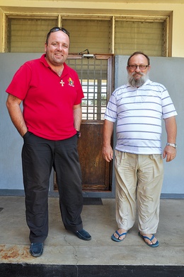 O. Maciej Braun i ks. Edward Gorczaty na terenie szkoły języka suahili w Musomie
