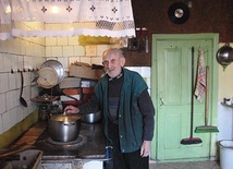  Pan Stanisław od wielu lat codziennie gotuje obiady dla siebie i schorowanej żony na kaflowej kuchni 