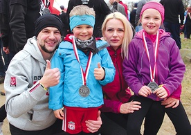 Na koniec biegu „Tropem Wilczym” każdy uczestnik dostał pamiątkowy medal. Na zdjęciu: Konrad i Magdalena Wieczorkowie z Gorzowa Wlkp. z Alą i Sebastianem