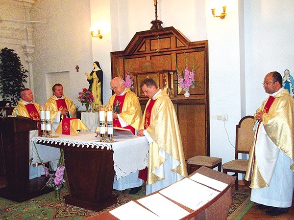  O. Janusz Danecki, którego papież mianował biskupem pomocniczym w Brazylii, nieraz bywał w Miedniewicach. Na zdjęciu jako główny celebrans