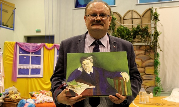Dyrektor Waldemar Janus z obrazem, który namalował jeden z osadzonych w ZK w Łowiczu