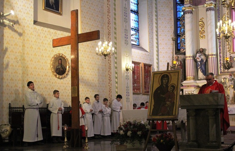 Krzyż ŚDM i ikona Matki Bożej w Rajczy