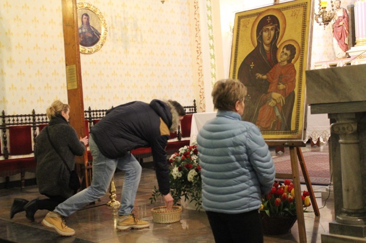 Krzyż ŚDM i ikona Matki Bożej w Rajczy