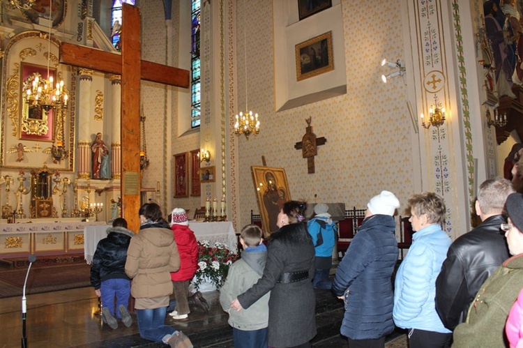 Krzyż ŚDM i ikona Matki Bożej w Rajczy