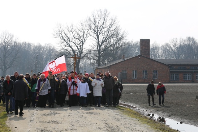 Droga Krzyżowa o trzeźwość narodu w KL Auschwitz-Birkenau