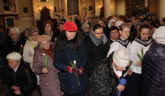 Podczas Eucharystii kobiety obdarowały Maryję kwiatami