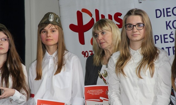 Laureat pierwszego miejsca - zespól wokalny z Zespołu Szkół Ogólnokształcących w Natolinie. Druga z prawej Małgorzata Marglewska
