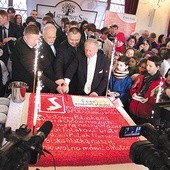  Po Mszy św. w katedrze wrocławskiej, obchody przeniosły się do auli PWT. Tam, oprócz występów artystycznych o charakterze patriotycznym, podzielono rocznicowy tort z wypisanymi Prawdami Polaków