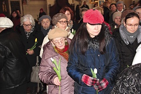   Podczas Eucharystii kobiety złożyły tulipany przez obrazem Maryi, najpiękniejszej z kobiet