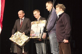  Jan Maniak (z lewej) zawiózł do polskiej szkoły nagrodę, którą przekazała mu drużyna PTTK oddział w Radomiu