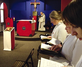  Białe habity sióstr nawiązują do białej szaty chrzcielnej i są oznaką posługi jadwiżanek