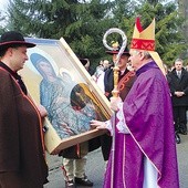  Bp Tadeusz Rakoczy witał odnowiony obraz Matki Bożej Rychwałdzkiej u bram sanktuarium 