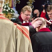  Gest nałożenia rąk pochodzi z czasów apostolskich