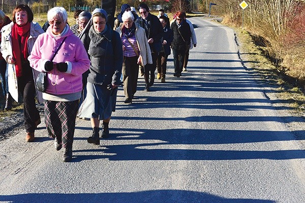  Wyruszają z parkingu  obok domu kultury,  idą godzinę, a o 16.00  odprawiają Mszę św. 