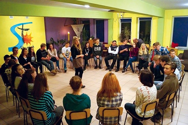  Spotkania młodzieży odbywają się w sali „Radość”