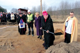 Abp Sławoj Leszek Głódź rozpoczyna budowę kościoła św. Karola Boromeusza w Wejherowie