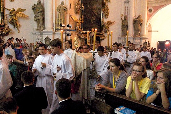  Modlitwy uwielbieniowe są coraz popularniejsze, co widać chociażby po Spotkaniu Młodych w Legnickim Polu
