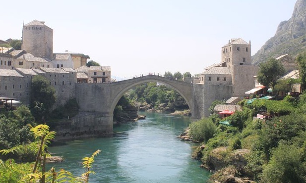Mostar. Most łączący część chrześcijańską i muzułmańską miasta