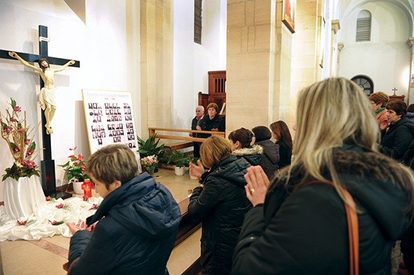 Pielgrzymi przed grobem zamordowanych w kościele klasztornym w Širokim Brijegu