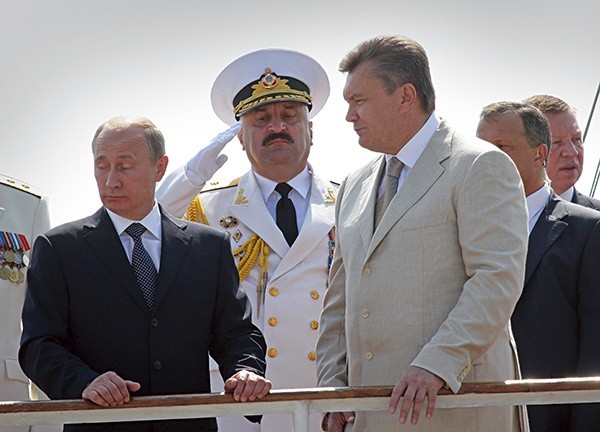 Od lewej: Władimir Putin, Jurij Iljin i Wiktor Janukowycz przyjmują defiladę wojskową  w Sewastopolu