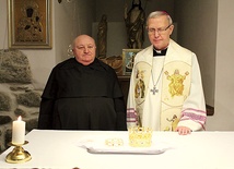 Bp Piotr Libera pobłogosławił odnowione korony dla oborskiej Maryi