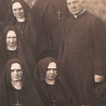 Ks. prał. Antoni Gruszczyński z przasnyskimi mniszkami – zdjęcie wykonane w 1931 r.