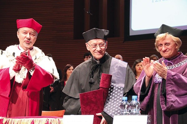 Ks. prof. Michał Heller odbiera doktorat honoris causa. Z lewej rektor UŚ prof. Wiesław Banyś, z prawej prof. Alicja Ratuszna, dziekan Wydziału Matematyki, Fizyki i Chemii