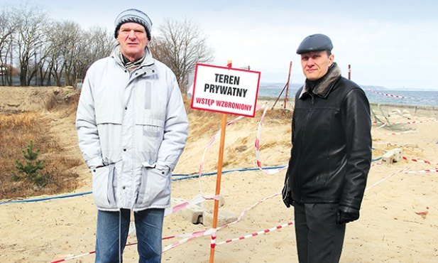  Panowie Piotr (z lewej) i Roman uważają, że niezabezpieczony plac budowy przy głównym wejściu na brzeźnieńską plażę zagraża mieszkańcom i odstrasza turystów