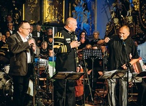  Autorzy od lewej: Jan Drechsler, Marek Klementowski i Michał Malicki po wykonaniu oratorium „Jan Paweł II” na Jasnej Górze w lipcu ub. roku