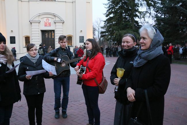 Studenci za krzyżem