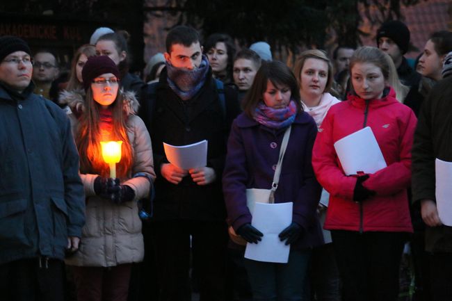 Studenci za krzyżem