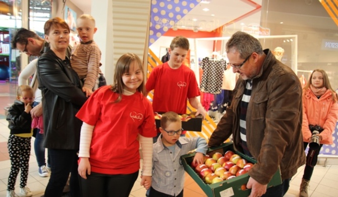Dzieci i wolontariusze "Wielkiego Serca" w czasie akcji rozdawania jabłek