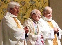 Od lewej: ks. Kazimierz Podsiadło, ks. Józef Strączek i ks. Jan Sopicki podczas odpustowej Mszy św. na Złotych Łanach