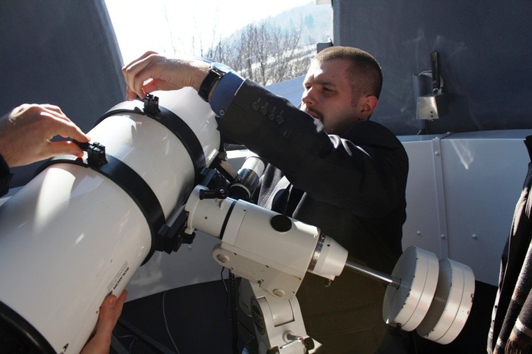 Piotr Nawalkowski, prezes stowarzyszenia Polaris przy teleskopie obserwatorium w Sopotni Wielkiej