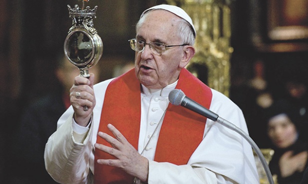 21.03.2015, Neapol, Włochy. Papież Franciszek podczas swojej jednodniowej wizyty w Neapolu nawiedził katedrę, gdzie oddał cześć słynnym relikwiom krwi św. Januarego, męczennika. Krew w ampułce stała się płynna. Zwykle takie zjawisko ma miejsce we wspomnienie liturgiczne świętego (19 września), ale zdarza się także w inne dni roku. 