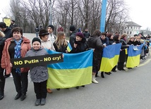 „Nie ma Putina – nie ma płaczu” głosi napis na transparencie podczas antywojennej demonstracji, zorganizowanej w centrum Mariupola w ubiegłym tygodniu