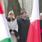  Prezydent Węgier z małżonką oraz abp Wiktor Skworc na miejscu pochówku 29 żołnierzy węgierskich, zamordowanych przez Sowietów w 1945 roku 