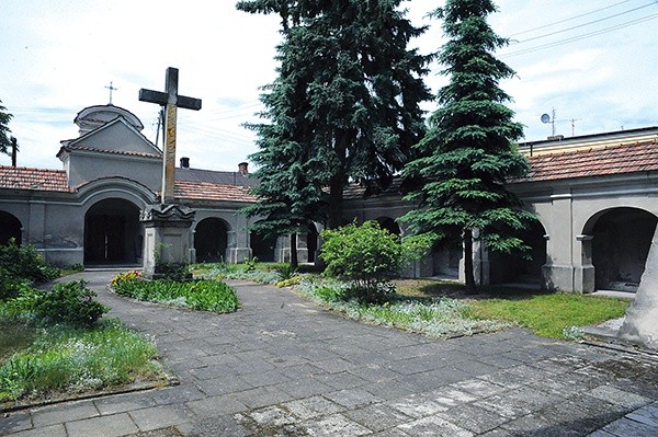  Klasztorne krużganki. W ich wnękach znajdują się stacje drogi krzyżowej