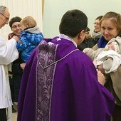  W czasie rekolekcji dla mam księża Piotr Kocur (z lewej) i Grzegorz Gruszecki udzielali indywidualnego błogosławieństwa mamom i ich dzieciom 