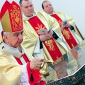 Abp Wojciech Ziemba  namaścił olejem krzyżma główny ołtarz 