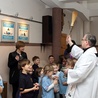 O. Marian Galas, rektor Kolegium oo. Pijarów w Łowiczu święci obrazy przedstawiające 12 przywilejów Maryi