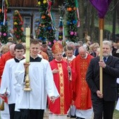 Po zakończonej Eucharystii w stronę pól rusza procesja z palmami