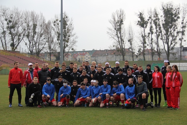 Trening piłkarzy Śląska Wrocław z niewidomą kadrą Polski