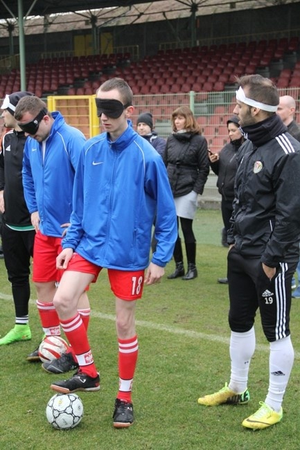 Trening piłkarzy Śląska Wrocław z niewidomą kadrą Polski